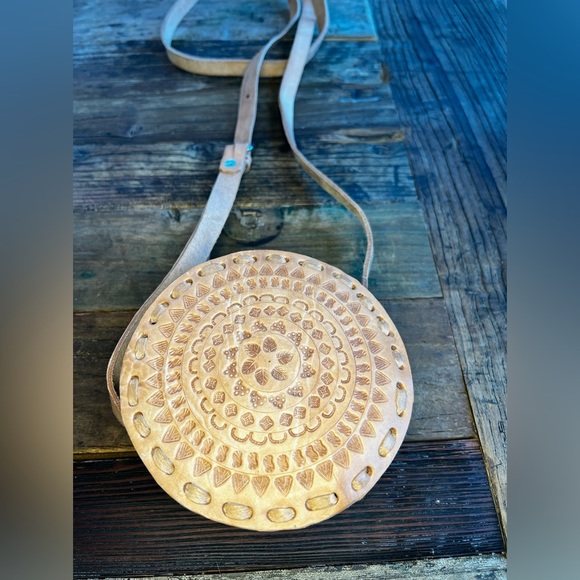 Round tooled leather Crossbody (PB2) - Picture 2 of 7
